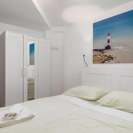 Rona Lavanda And Lipa *