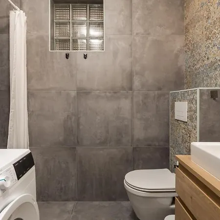 Rona Lavanda And Lipa *