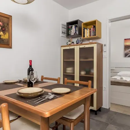 Rona Lavanda And Lipa